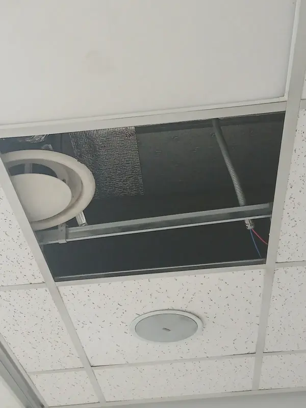 텍스 한 칸이 열려 안쪽 환기구가 보이는 천장